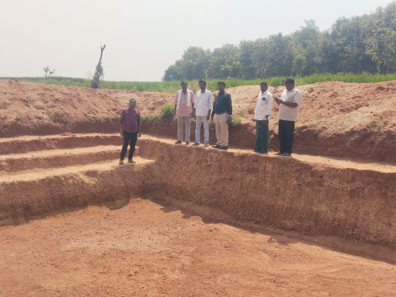 భూగర్భ జలాలు పెంచేందుకు సమైక్య అడుగు: ముజ్గి గ్రామంలో ఇంకుడు గుంతలు,ఫార్మ్ పాండ్ల నిర్మాణం