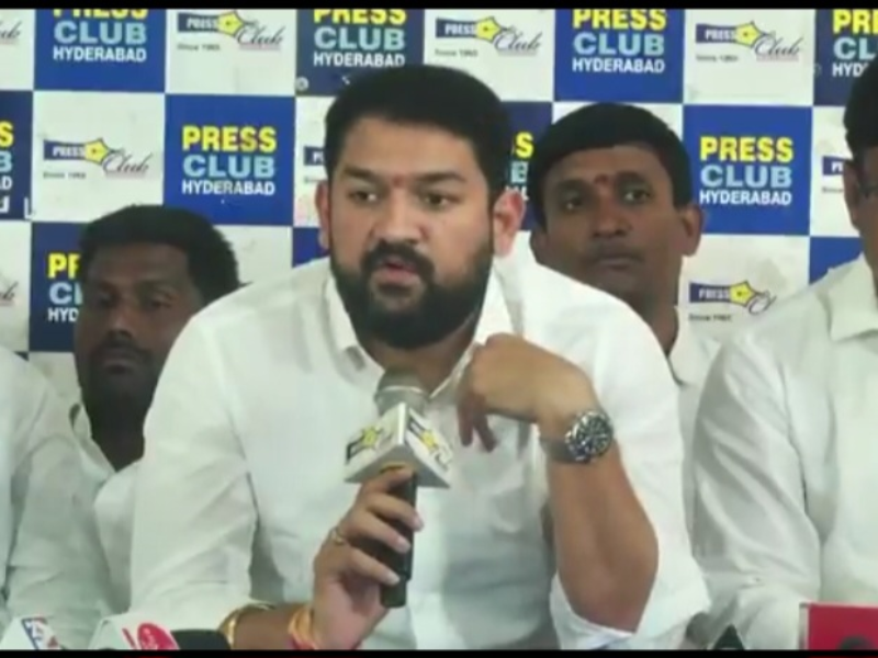 సొంత ప్రభుత్వంపై విమర్శలు చేసిన మాజీ NSUI స్టేట్ ప్రెసిడెంట్, ఆదిలాబాద్ కాంగ్రెస్ నాయకుడు భార్గవ్ దేశ్ పాండే